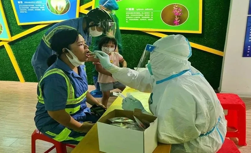 廣州的環(huán)衛(wèi)工人進行疫苗接種核酸檢測超過九成